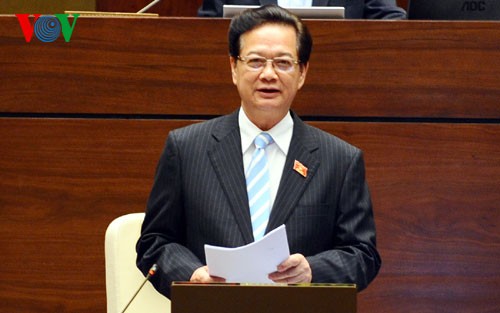 阮晋勇总理就公共债务和海洋海岛主权问题接受国会代表质询