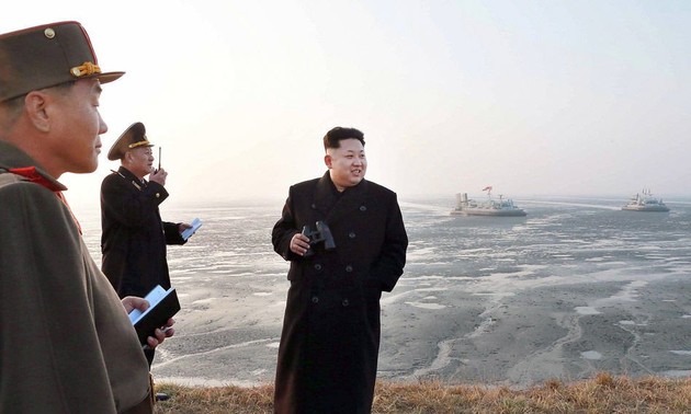 朝鲜领导人金正恩指导部队进行大规模军演