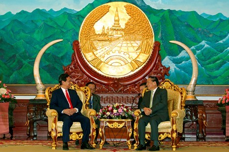 越南党、国家和人民永远与老挝朋友并肩前进