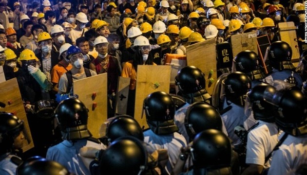 中国香港警方展开清除旺角街道障碍物行动 