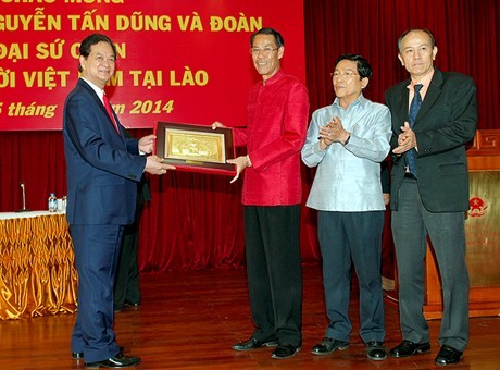 越南政府总理阮晋勇与旅居老挝越南人交谈 