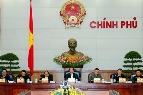越南政府坚持实现稳定宏观经济，解决生产经营困难的目标