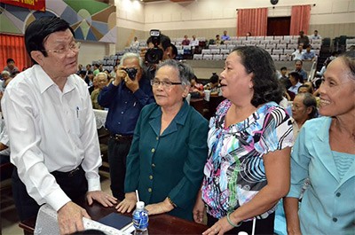 越南国家主席张晋创与胡志明市第四郡选民接触