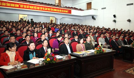 越南公安部长陈大光与宁平市选民接触
