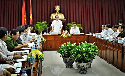 越共12大文件起草小组工作代表团与芹苴市委常务委员会举行座谈