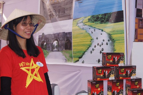 越南参加在印度举行的芭莎国际慈善义卖活动