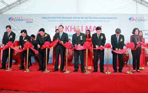 武文宁副总理出席2014年越南国际建筑材料、设备、技术和矿业展