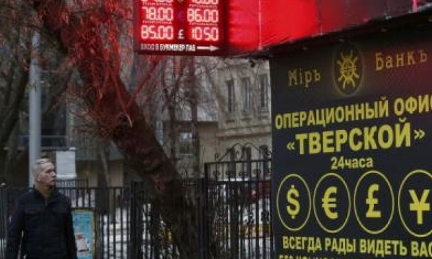 俄罗斯央行干预市场后卢布反弹 