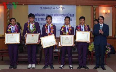 越南教育部举行仪式迎接载誉而归的国际青少年科学奥林匹克竞赛越南学生代表团