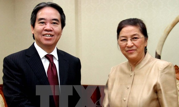  越南国家银行高级代表团访问老挝
