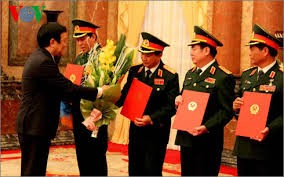 张晋创主席向越南人民军高级军官颁发上将军衔晋升决定