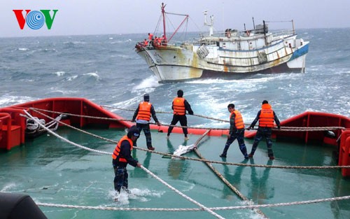 越南海上警察营救中国渔船