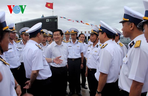 越南国家主席张晋创看望金兰港海军驻军