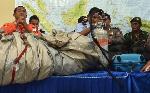 印度尼西亚总统佐科指示搜救力量抓紧搜寻遇难者遗体