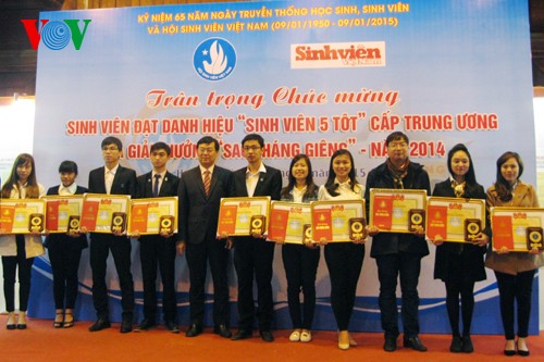 越南国家主席张晋创会见荣获“正月之星”奖的大学生