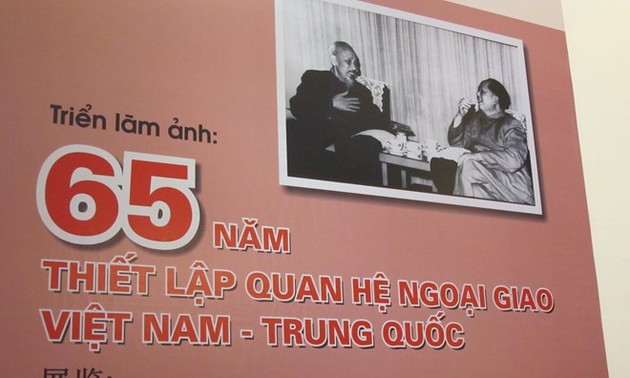 “越南-中国建交65周年”图片展开幕