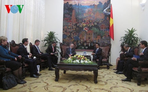 越南政府副总理武德担会见英国首相特使