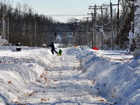 美国东北地区遭受史上最大暴风雪侵袭