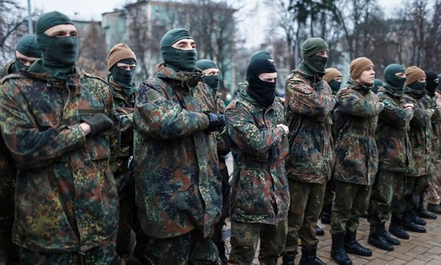 乌克兰志愿军举行游行示威 要求波罗申科总统辞职