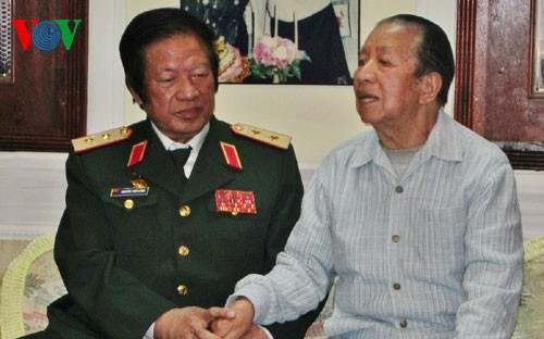 老挝国会主席高度评价越南志愿军