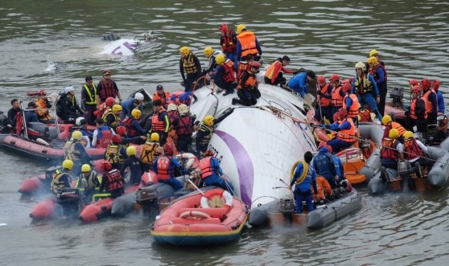 中国台湾客机失事 30多人丧生