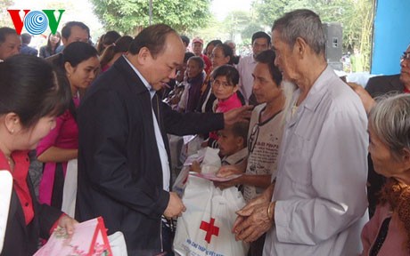 越南各级领导人看望慰问各地群众并送去春节慰问品