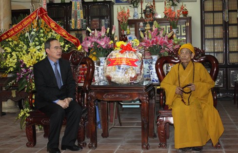 阮善仁向越南佛教教会领导人拜年