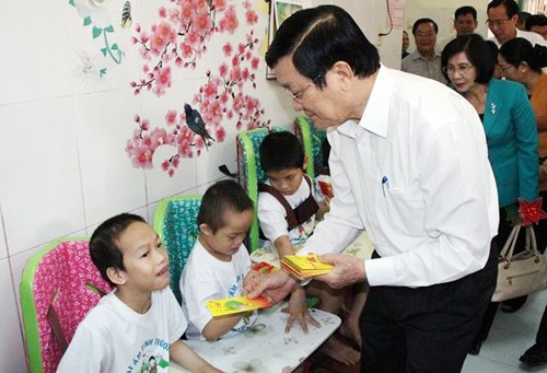 越南国家主席在胡志明市古芝县看望慰问群众并拜年
