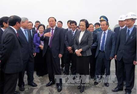 越共中央组织部部长苏辉若向海防市吉碑国际机场建设项目施工单位祝贺新年