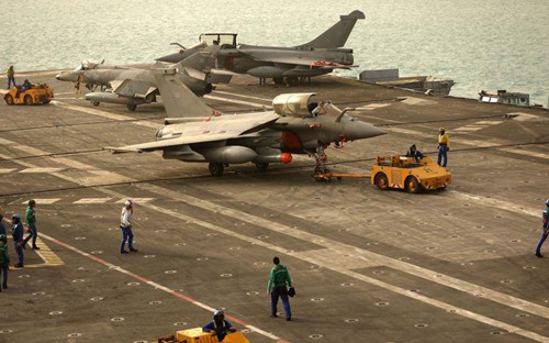 法国在海湾地区部署航空母舰打击“伊斯兰国”极端组织