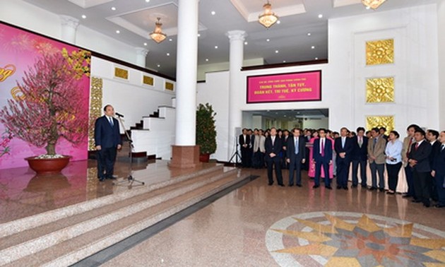 越南政府领导人向政府办公厅工作人员拜年