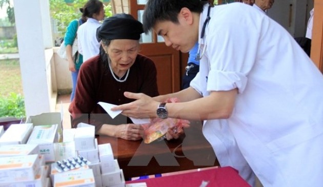 青年医生践行胡志明主席教导日活动在全国举行