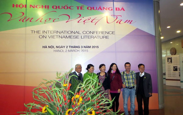 向国际朋友推介越南文学
