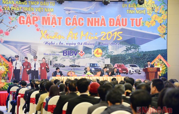  越南国会主席阮生雄出席在义安省举行的投资商见面会