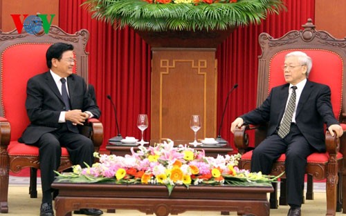 越南党政领导人会见老挝人民革命党中央对外部代表团
