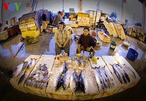 岘港市寿光海鱼市场热闹的春天