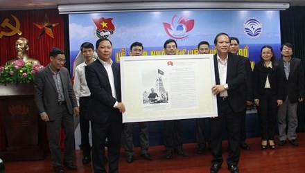 “黄沙长沙归属越南——历史和法理依据”资料和地图接受仪式在河内举行