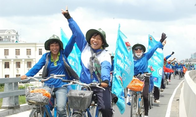 4000名大学生参加“挺进西贡”骑行活动 