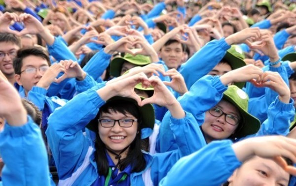 越南胡志明共青团中央向全国84名优秀共青团干部和团员颁发李自重奖