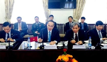 印共和印共（马）领导人会见越南祖国阵线中央委员会主席阮善仁
