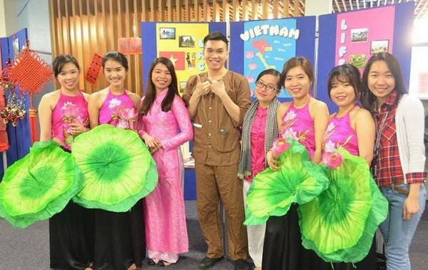 在东盟-中国文化日上展示越南文化