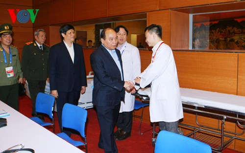 阮春福副总理检查为IPU 132服务的安保与医疗卫生工作