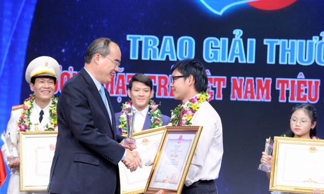 越南青年人才扶持基金举行2014年越南优秀青年奖颁奖仪式
