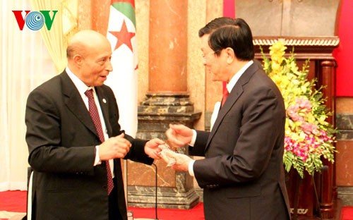 越南国家主席张晋创会见阿尔及利亚国民议会议长