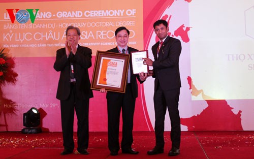越南南医医生被收入亚洲纪录大全并喜获多项荣誉