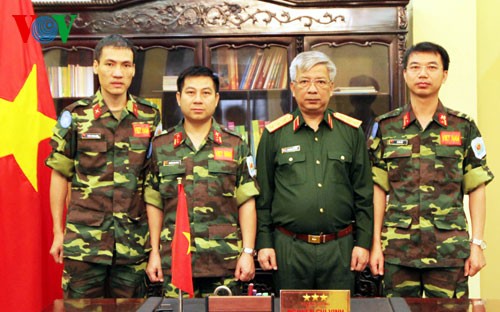 越南国防部领导人向参加联合国维和行动的军官交付任务