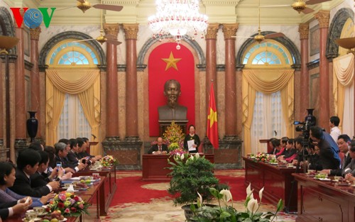 越南国家副主席阮氏缘会见煤炭化工总公司的先进代表
