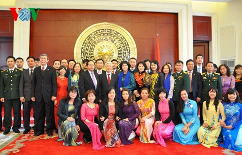 阮富仲与越南驻中国大使馆工作人员、旅华越南人和留学生代表交谈