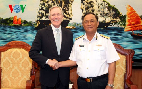 越南海军司令阮文献会见美国海军部部长马伯斯