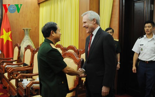 越南人民军总参谋长会见美国海军部部长